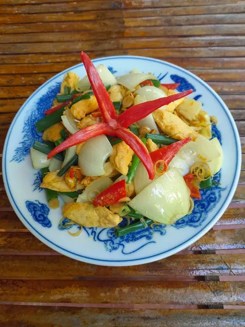 Chicken stir-fried with lemongrass, chillies, and vegetables