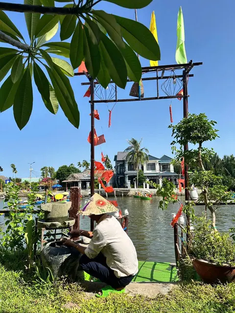 A peaceful moment beside the Hội An river